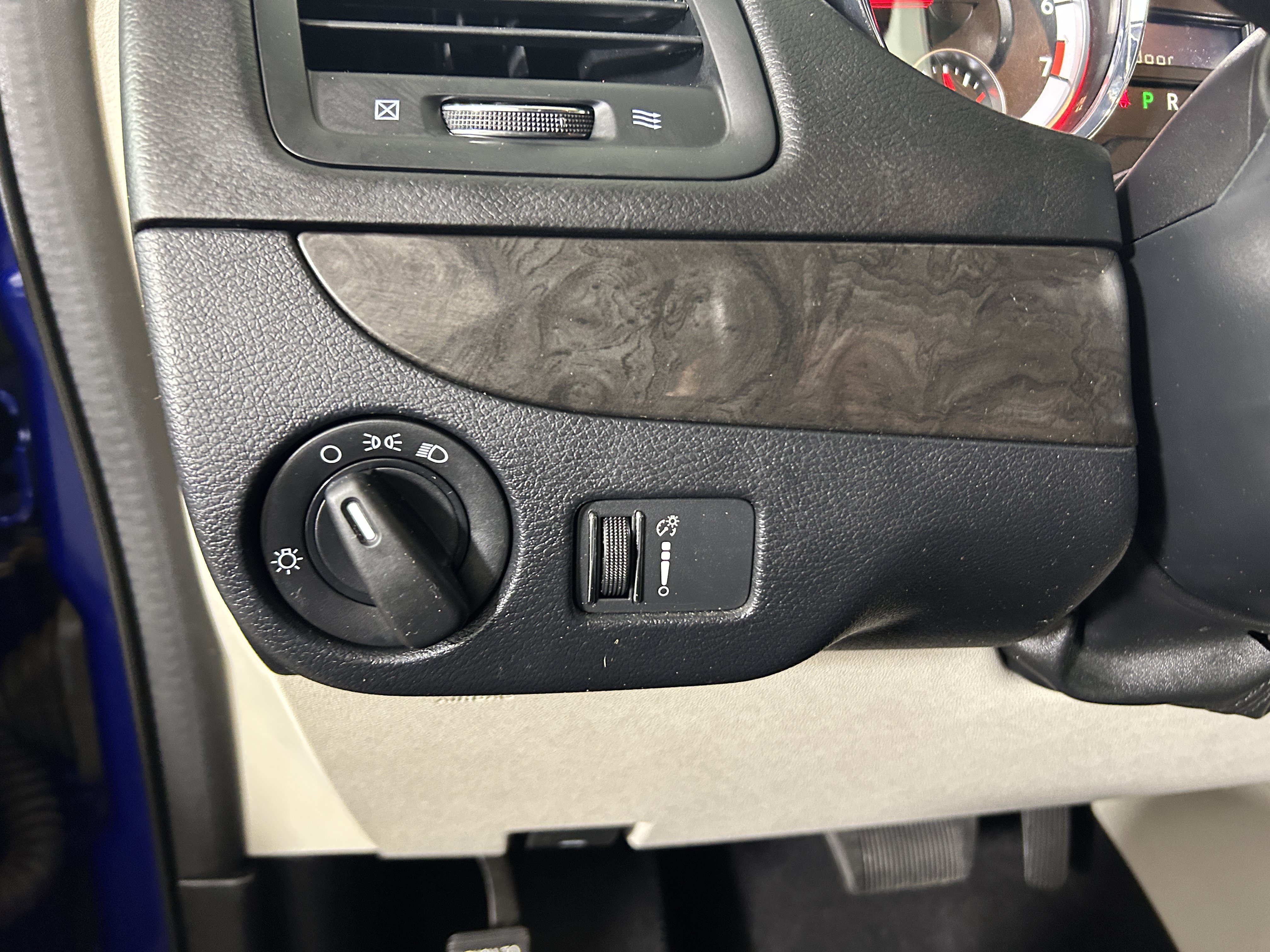 Used 2019 Dodge Grand Caravan SE w/ UConnect Hands-Free Group FWD image 17