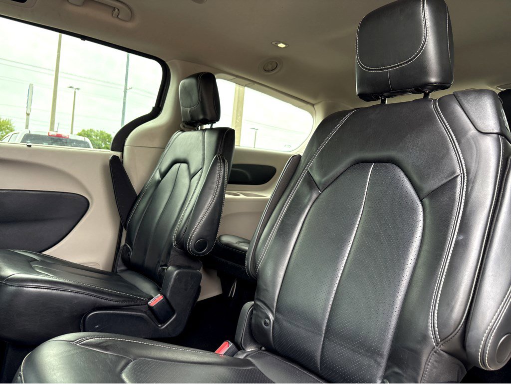 Used 2023 Chrysler Pacifica Touring-L image 17