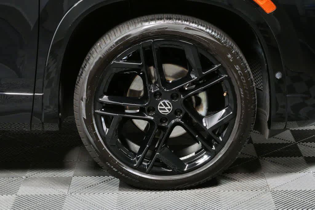 Certified 2025 Volkswagen Tiguan SE R-Line FWD image 3