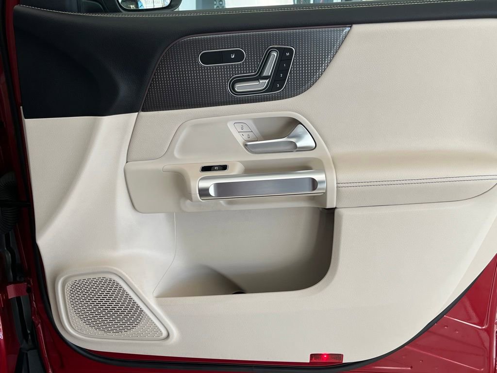 Used 2021 Mercedes-Benz GLB 250 4MATIC image 31