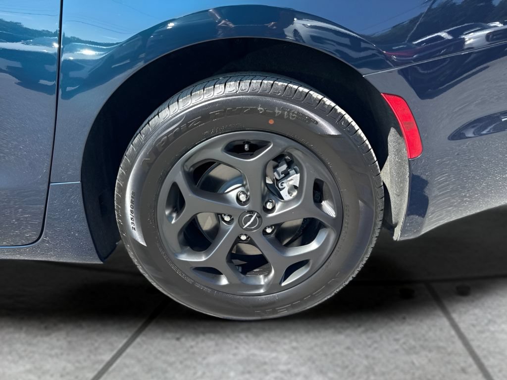 Used 2024 Chrysler Pacifica Premium FWD image 34