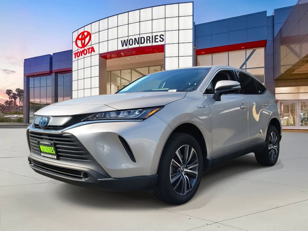 Used 2021 Toyota Venza LE image 2