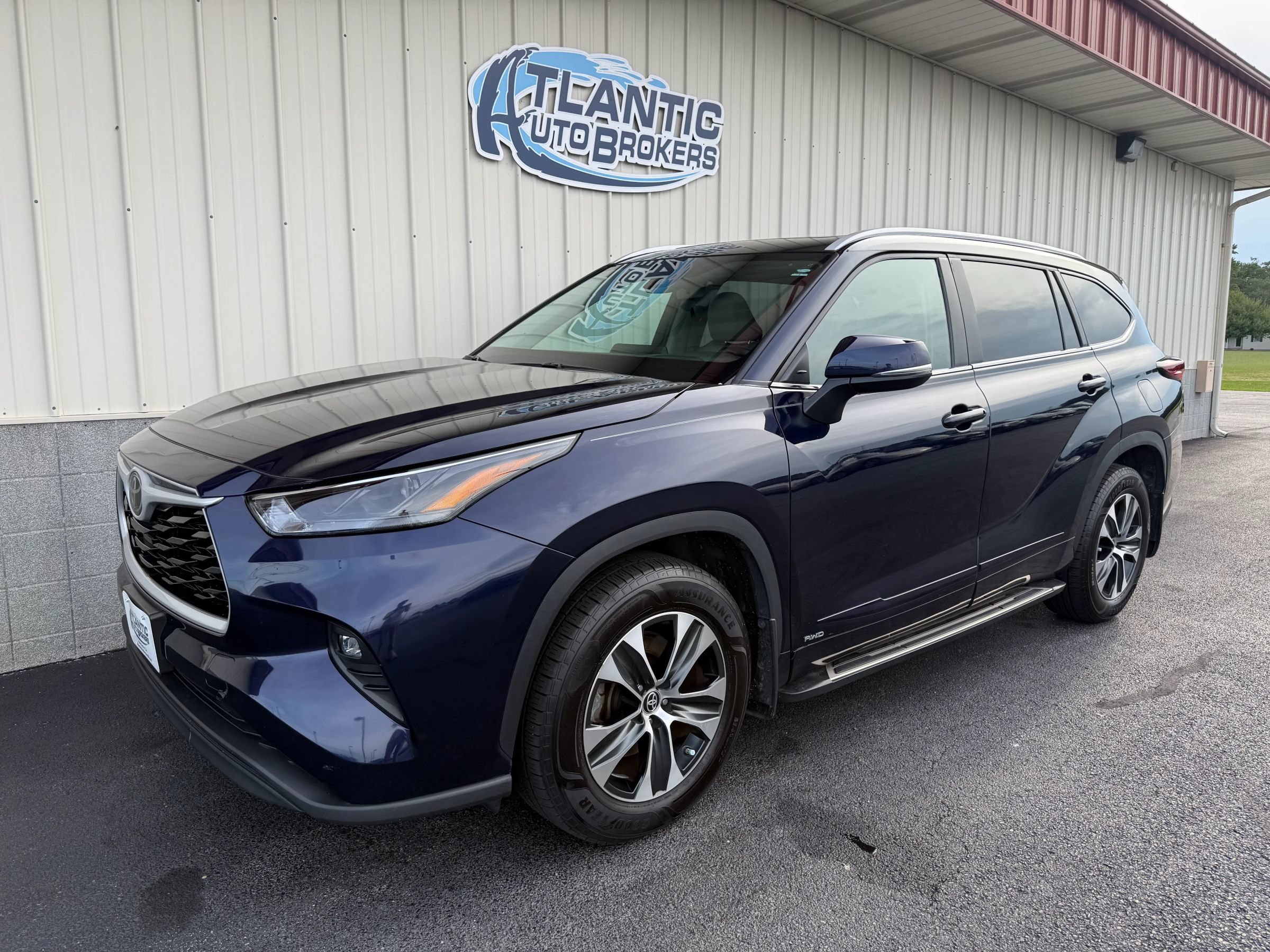 Used 2025 Toyota Highlander XLE AWD/4WD image 1