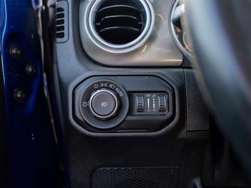 Used 2018 Jeep Wrangler Unlimited Sahara w/ Dual Top Group AWD/4WD image 37