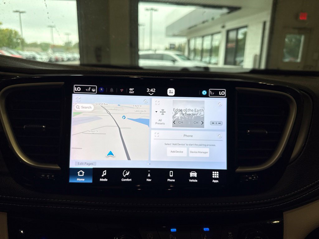 Used 2024 Chrysler Pacifica Touring-L w/ Uconnect Theater Family Group FWD image 29