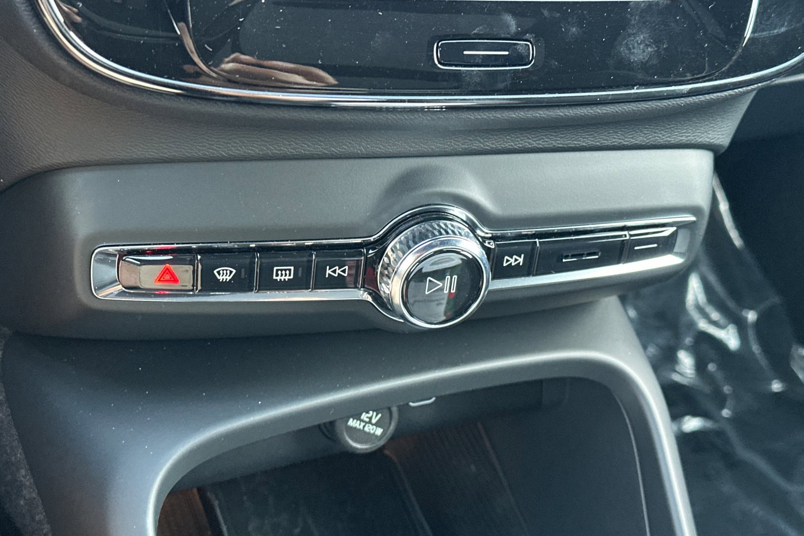 New 2025 Volvo XC40 B5 Plus image 24