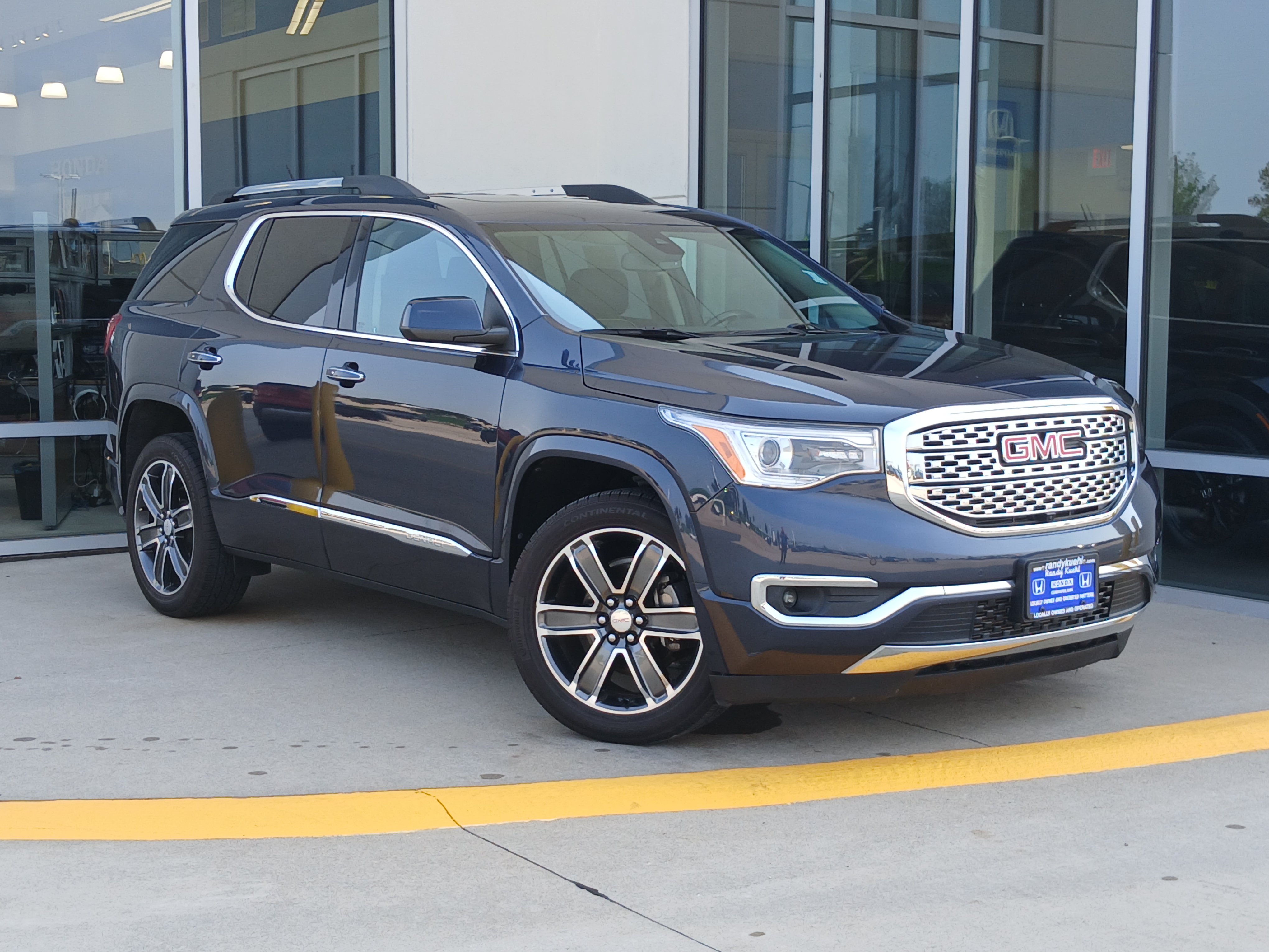 Used 2019 GMC Acadia Denali w/ Technology Package AWD/4WD image 2