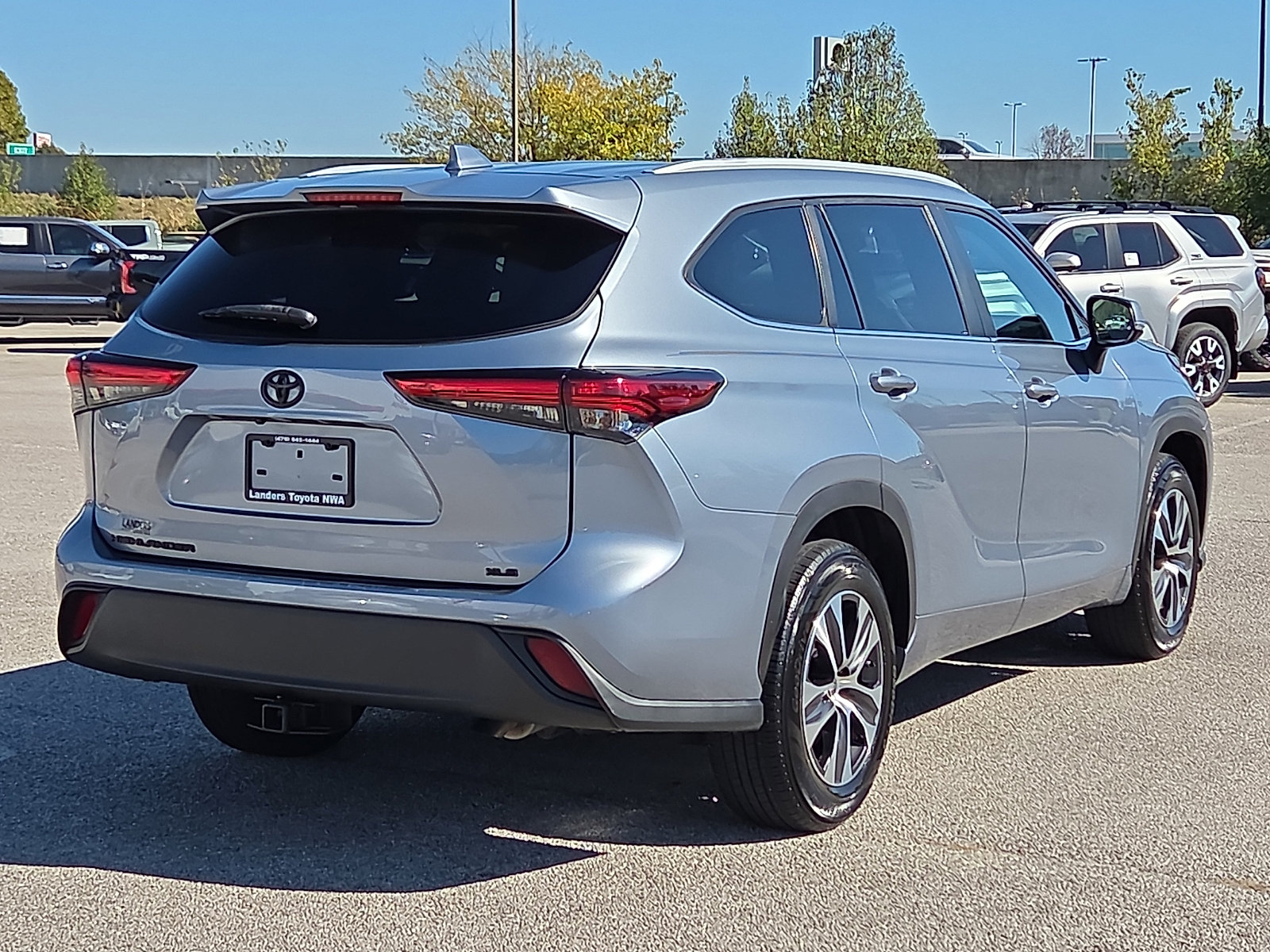 Used 2023 Toyota Highlander XLE FWD image 5