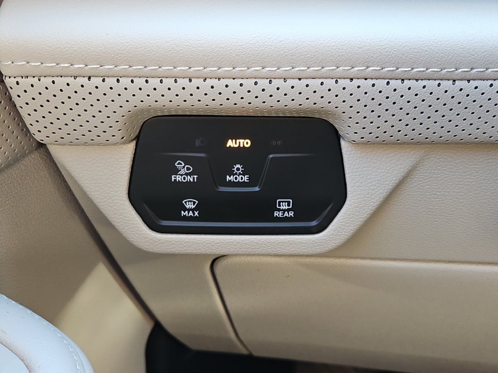 Used 2024 Volkswagen Atlas SE AWD/4WD image 16