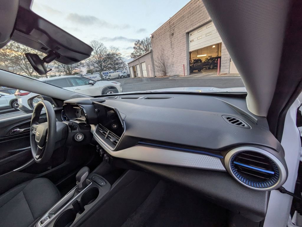 Used 2025 Chevrolet Trax LS image 29