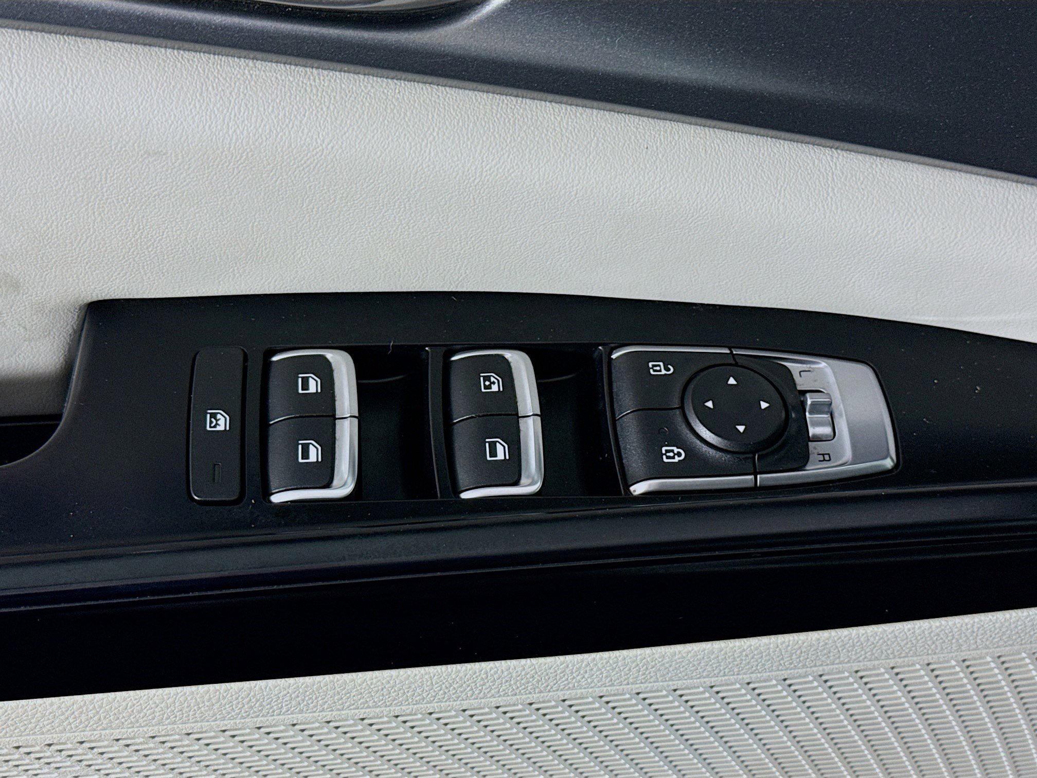 Used 2023 Kia Carnival LX FWD image 24