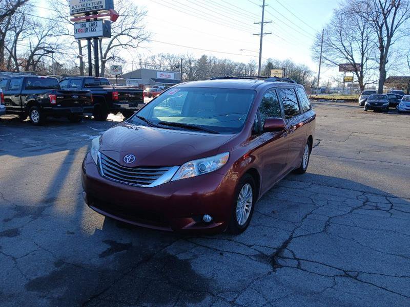 Used 2012 Toyota Sienna XLE image 1