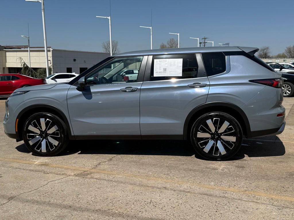 Used 2025 Mitsubishi Outlander SE image 5