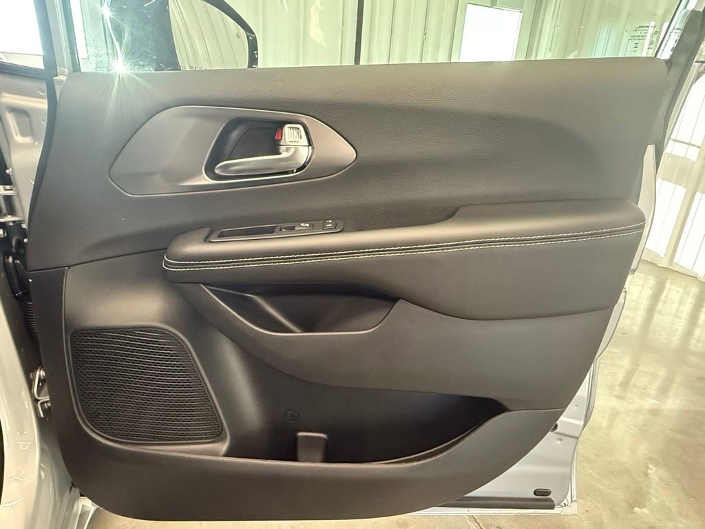New 2026 Chrysler Pacifica Select image 32