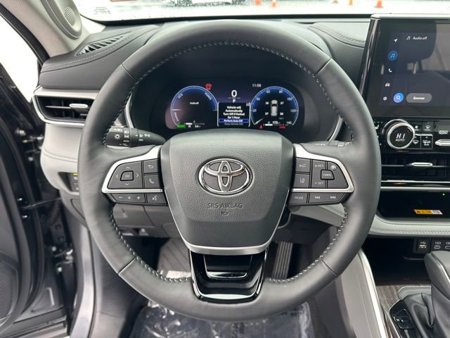 Certified 2025 Toyota Highlander Platinum image 17