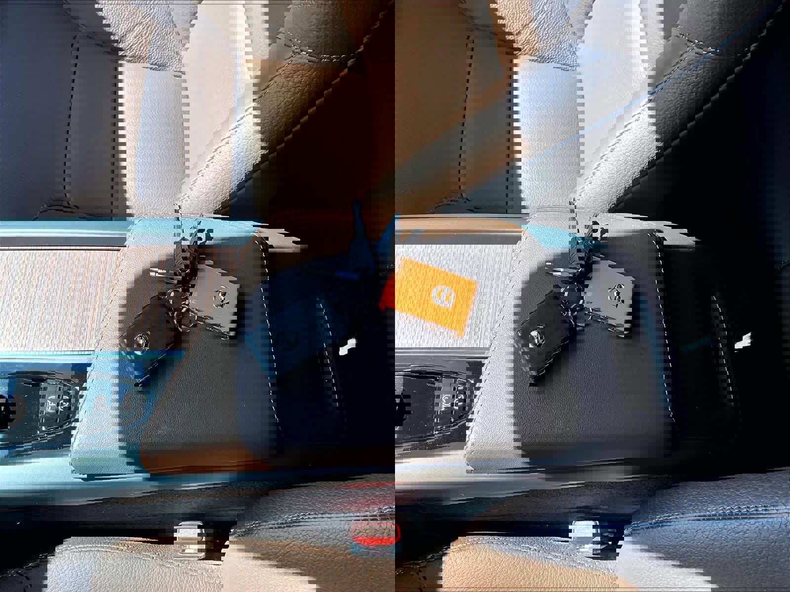 Used 2025 Volvo XC60 T8 Plus w/ Protection Package Premier image 12