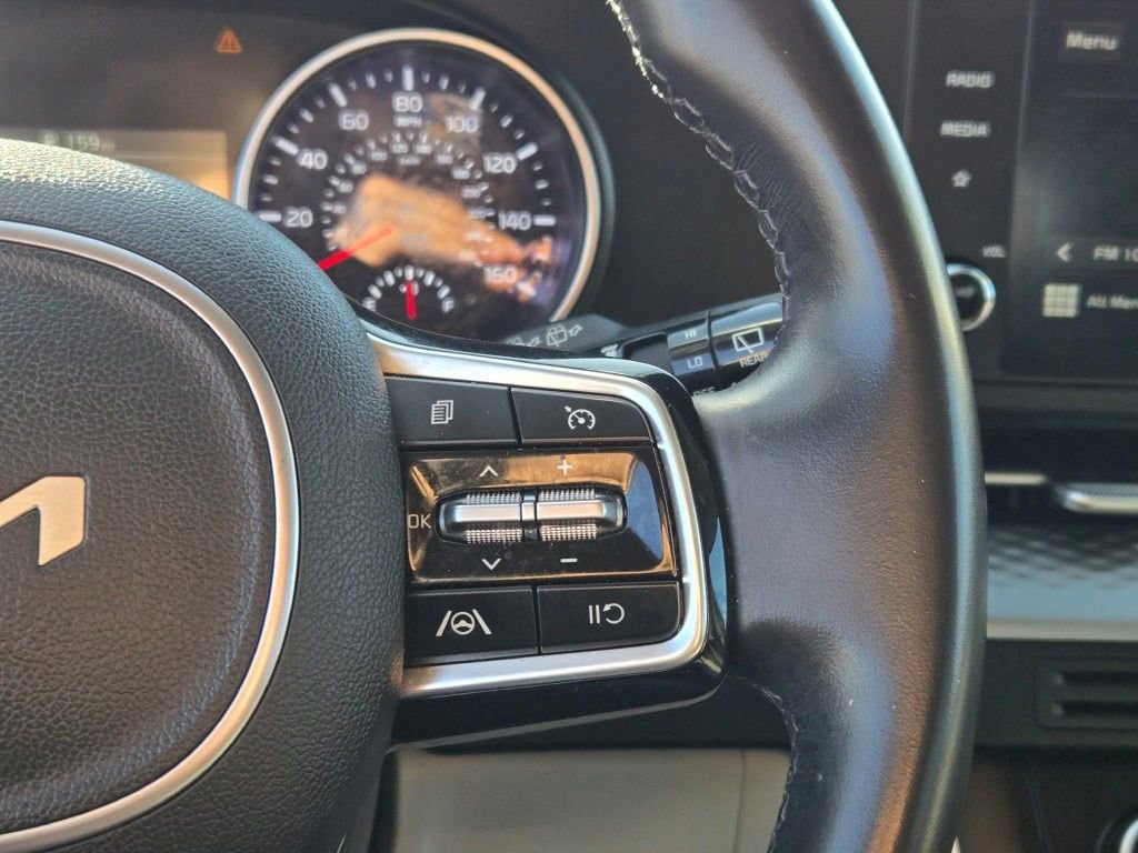 Used 2024 Kia Carnival LX image 28
