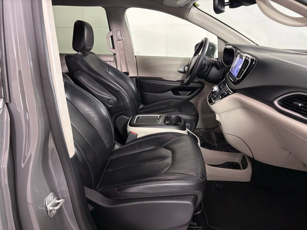 Used 2022 Chrysler Pacifica Touring-L image 43