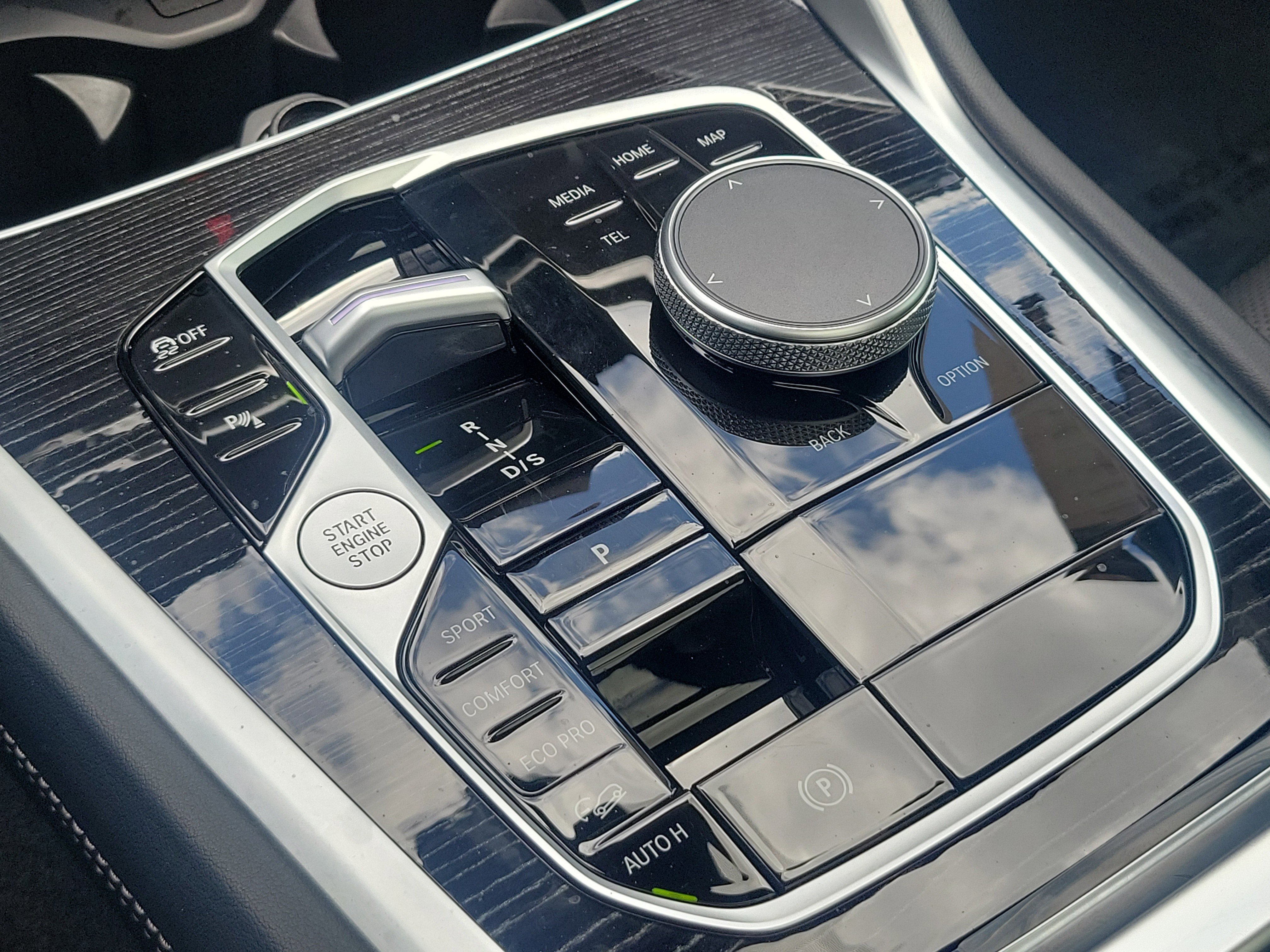 Used 2025 BMW X6 xDrive40i w/ Premium Package image 31