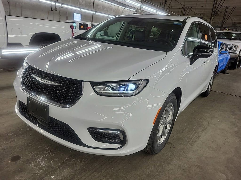 Used 2024 Chrysler Pacifica Limited FWD image 2