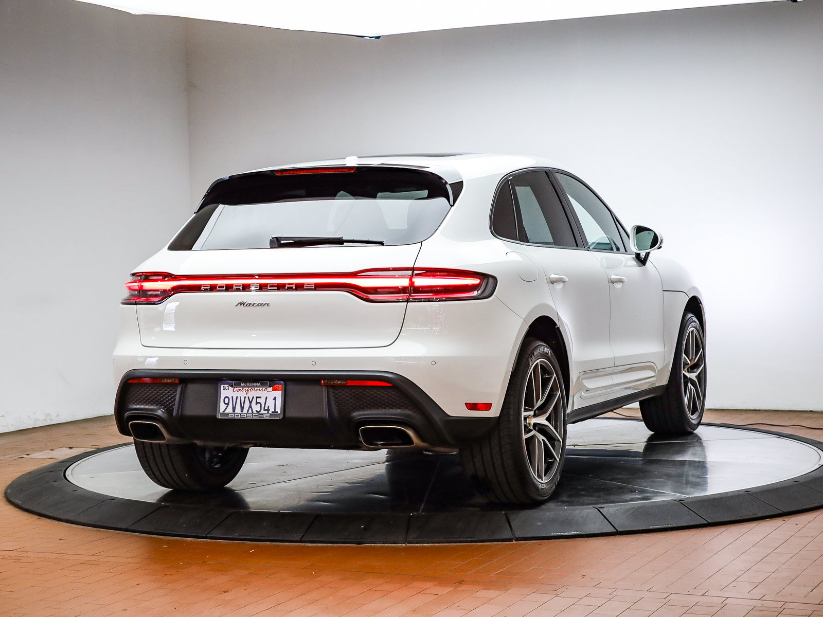 Certified 2026 Porsche Macan AWD/4WD image 6
