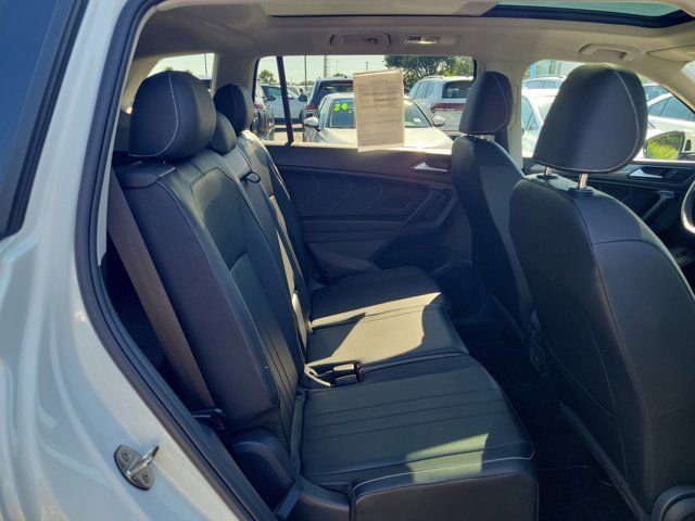 Used 2023 Volkswagen Tiguan SE w/ Panoramic Sunroof Package FWD image 9