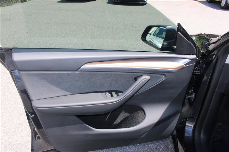 Used 2024 Tesla Model Y Long Range AWD/4WD image 11