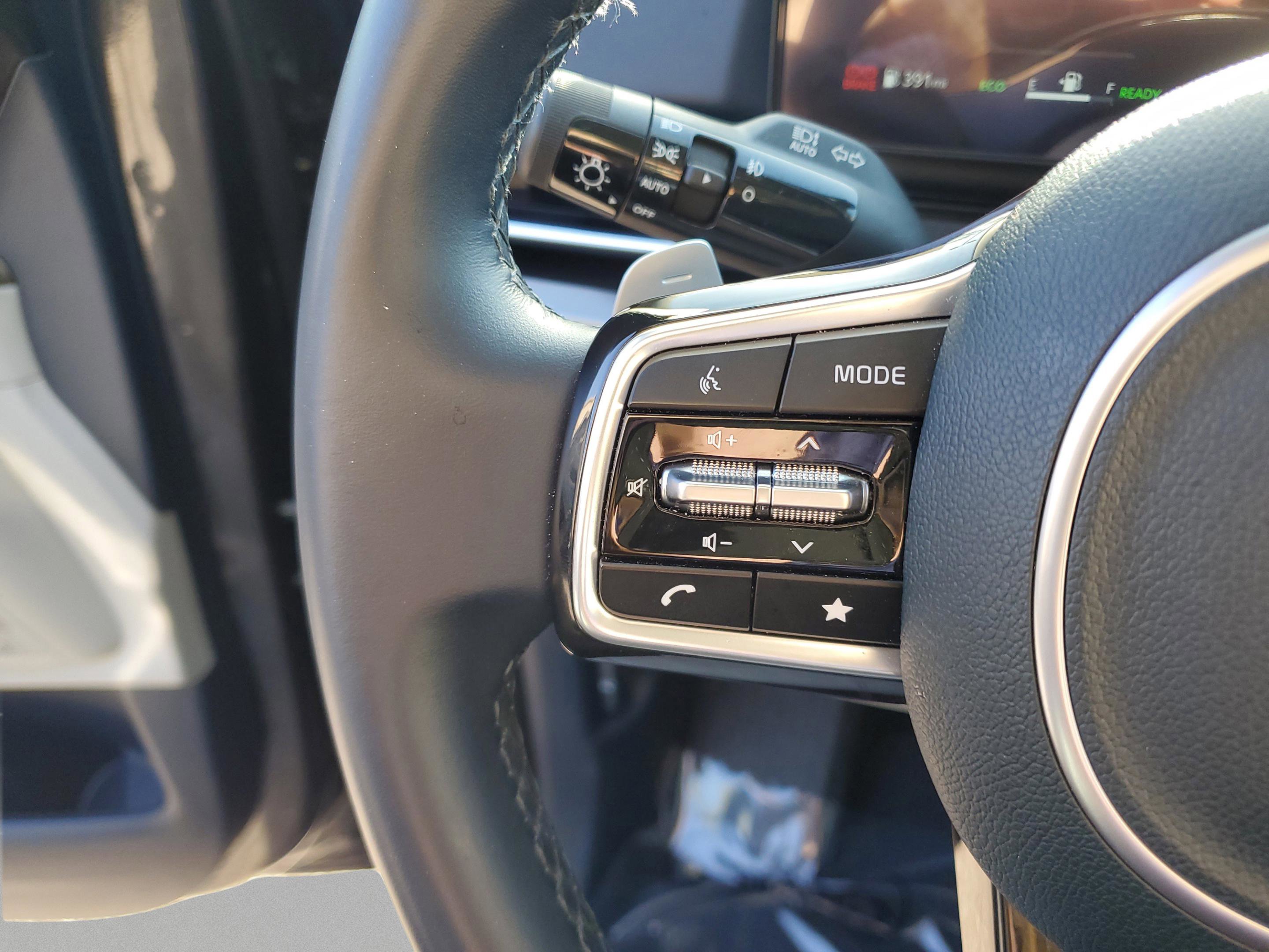 Certified 2025 Kia Carnival SX w/ SX Dark Edition Package image 28