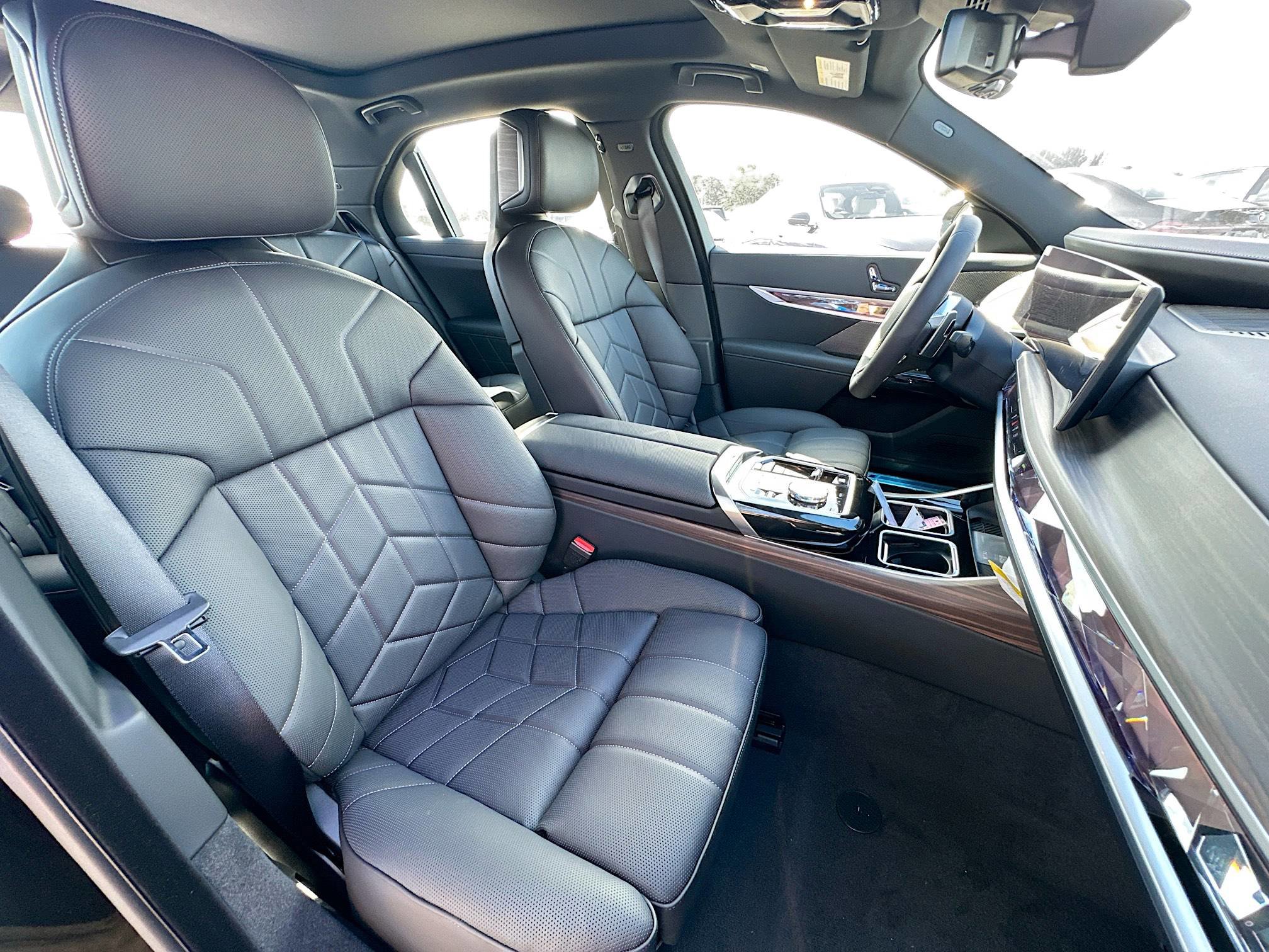 New 2026 BMW 750e xDrive image 24