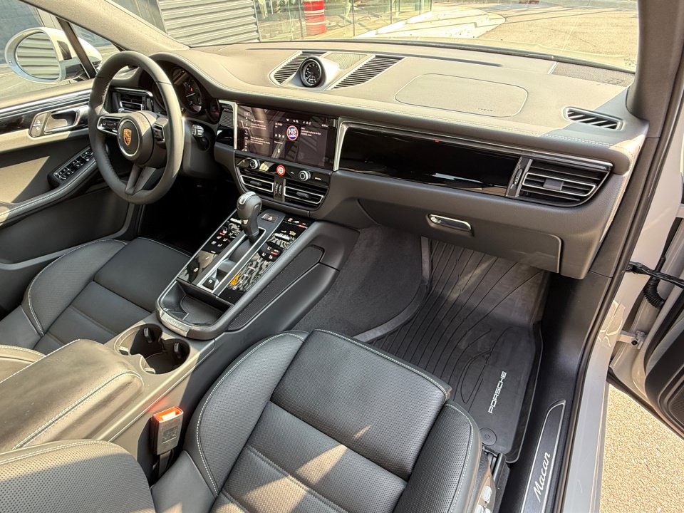 New 2026 Porsche Macan Turbo AWD/4WD image 18