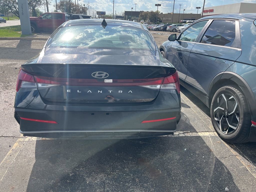 Used 2025 Hyundai Elantra Sport FWD image 5