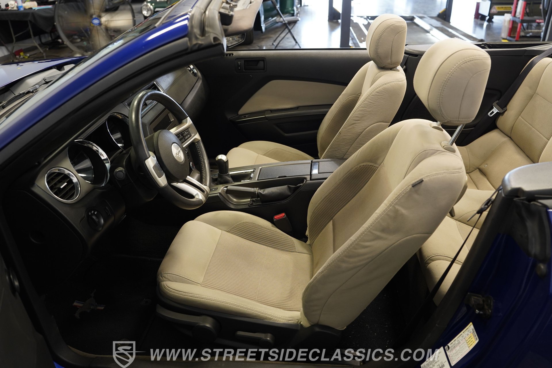 Used 2014 Ford Mustang Convertible RWD image 3