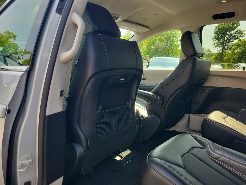 Certified 2024 Chrysler Pacifica Touring-L FWD image 11