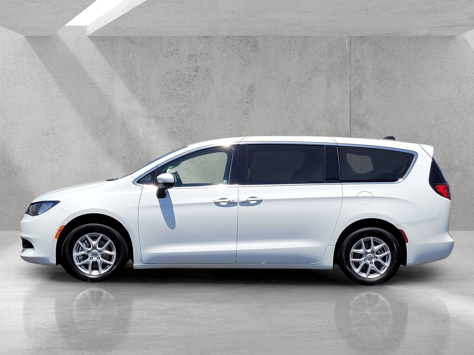 Used 2023 Chrysler Voyager LX FWD image 8