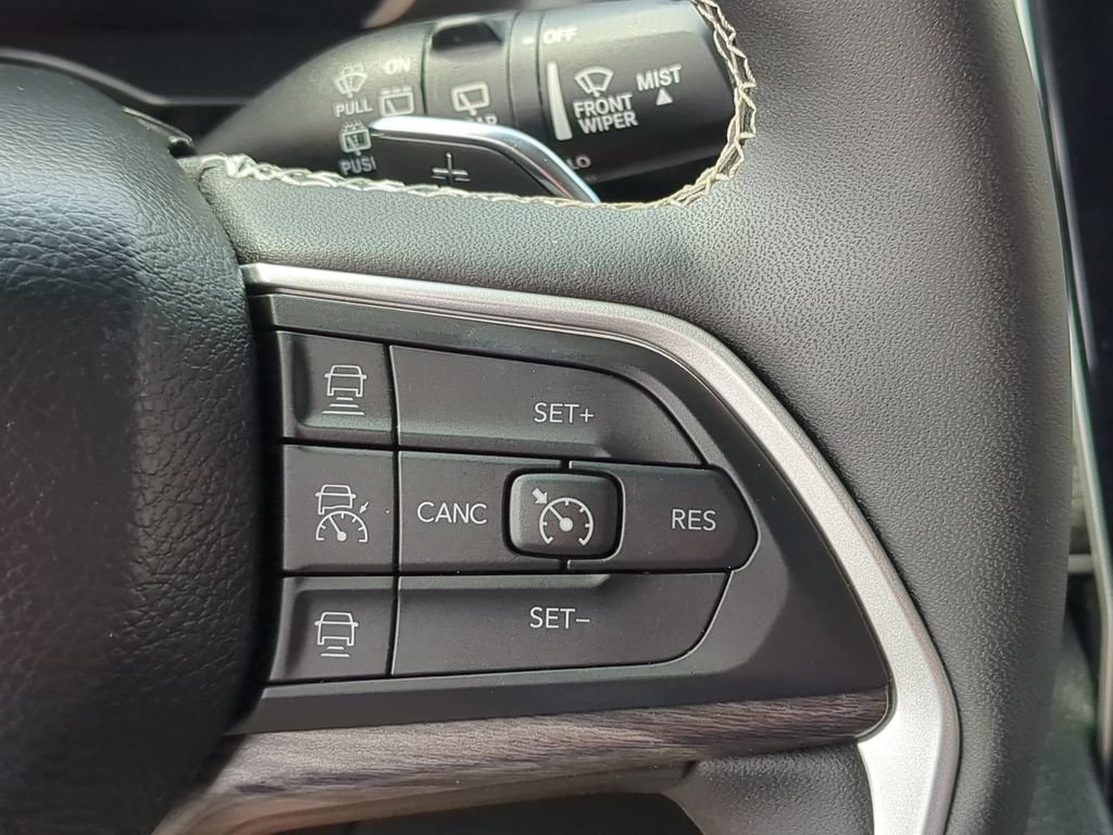 Used 2023 Jeep Grand Cherokee Limited AWD/4WD image 17