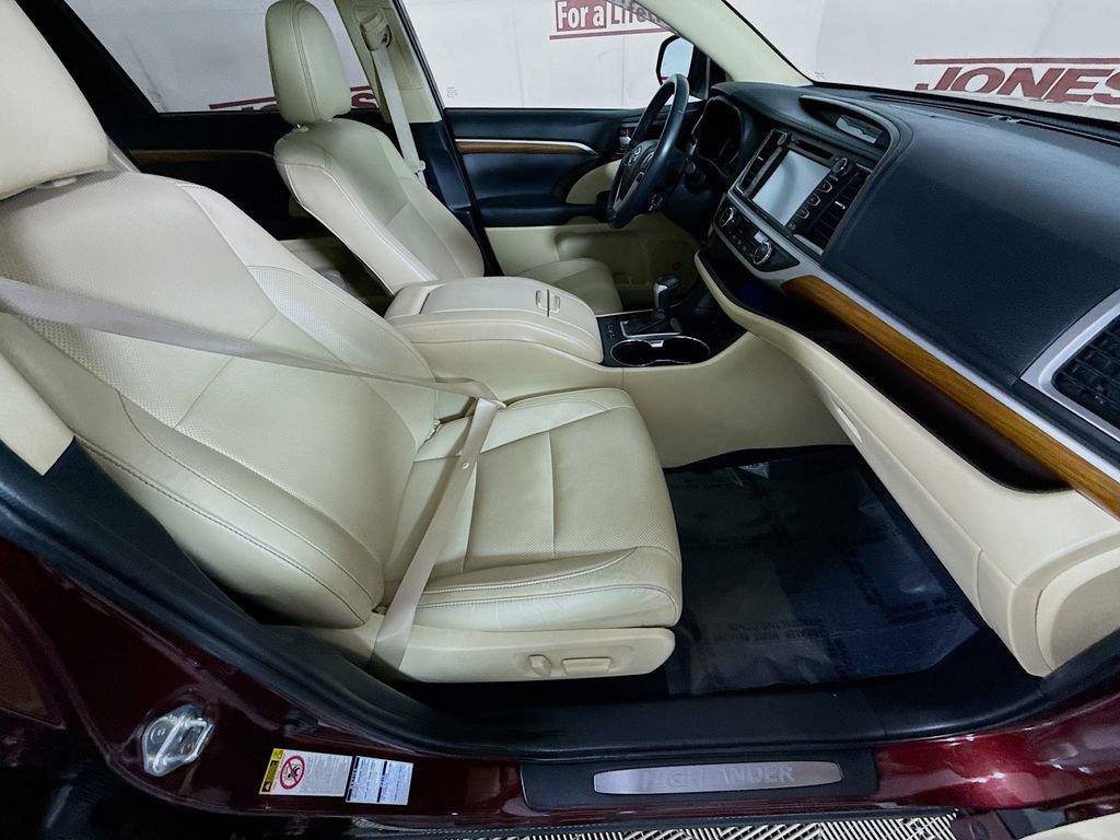 Certified 2019 Toyota Highlander Limited Platinum AWD/4WD image 35