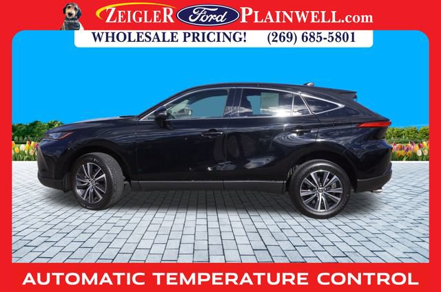 Used 2022 Toyota Venza LE image 2