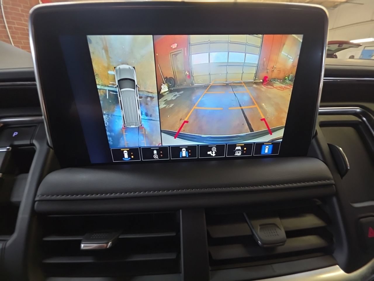 Used 2023 Chevrolet Tahoe Z71 w/ Luxury Package AWD/4WD image 21