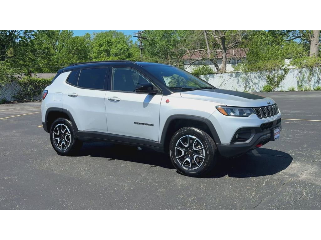 Used 2025 Jeep Compass Trailhawk image 2