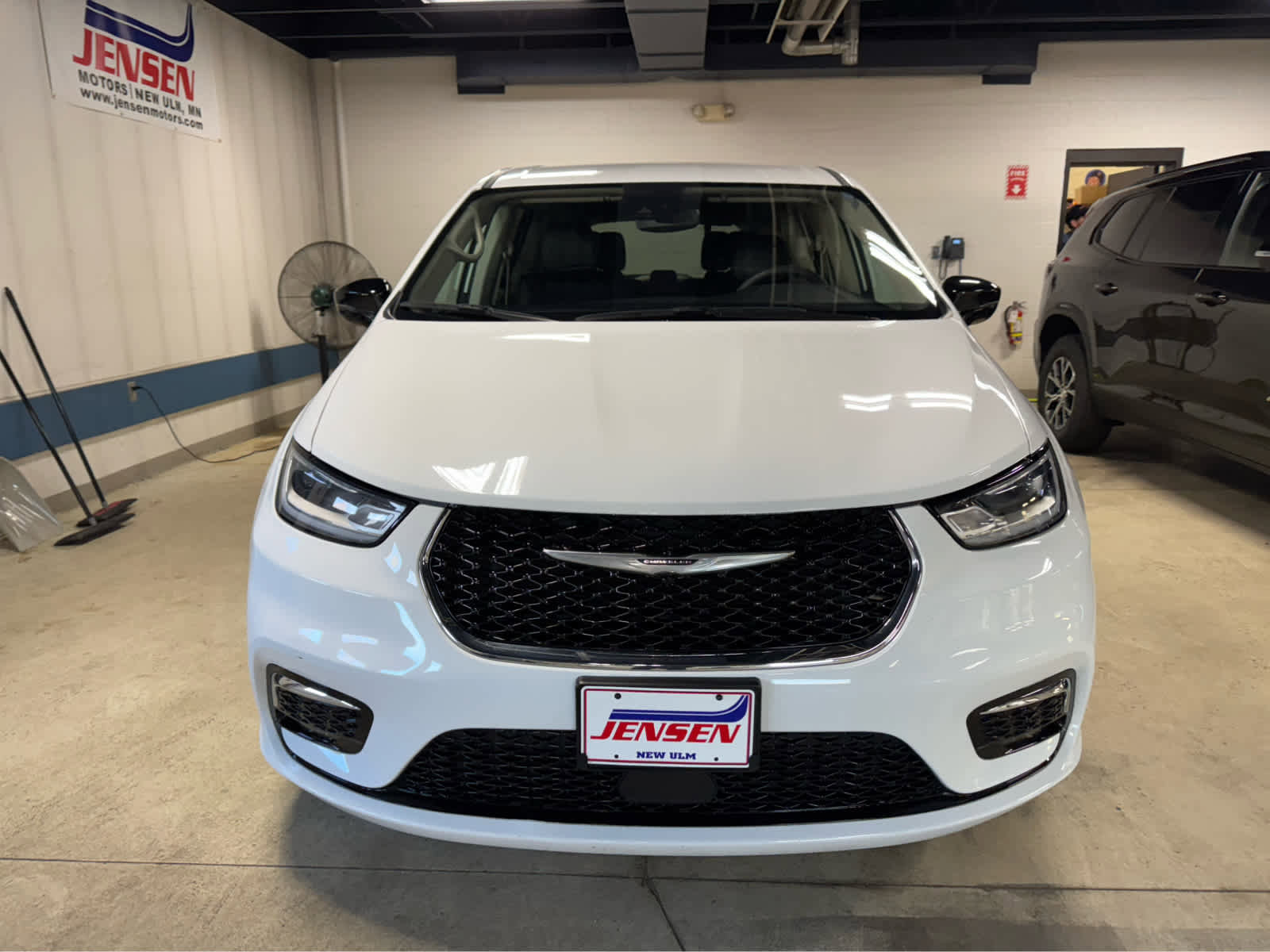 Used 2024 Chrysler Pacifica Touring-L image 2