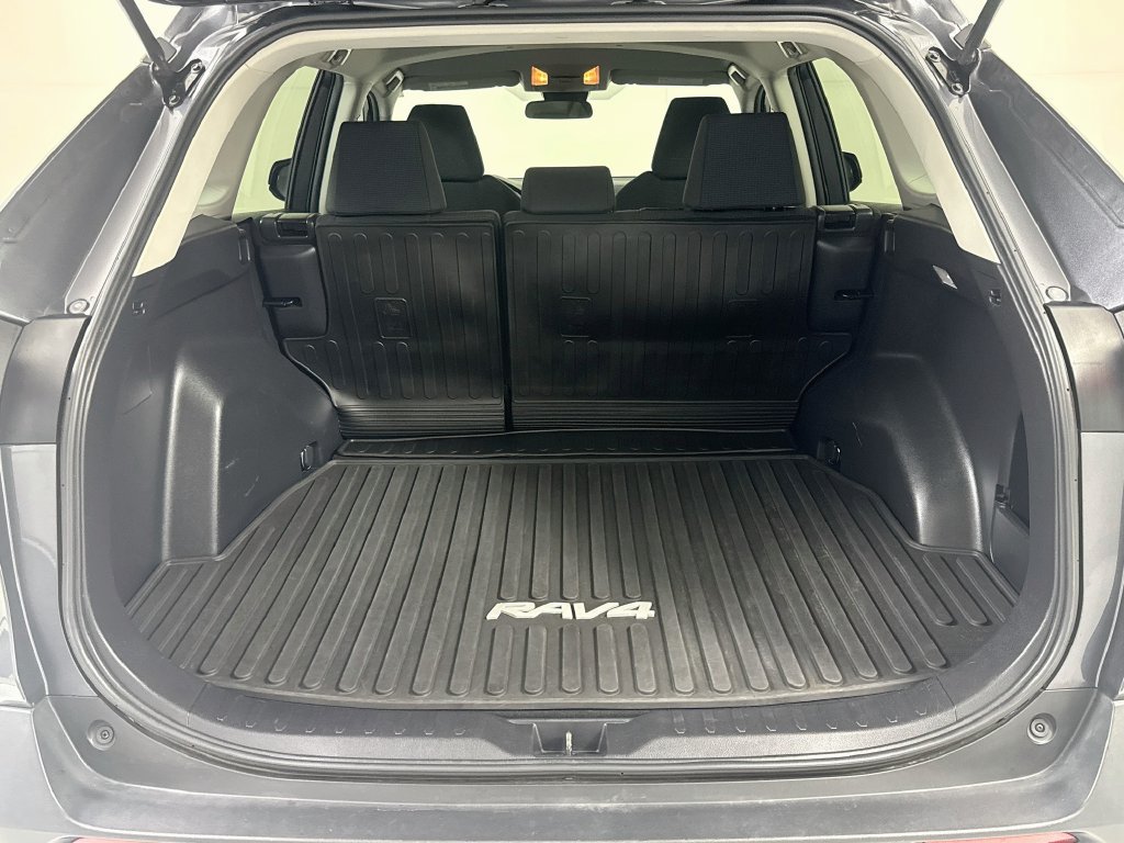 Used 2021 Toyota RAV4 LE AWD/4WD image 23