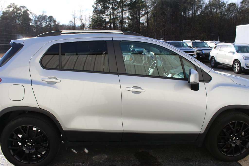 Used 2021 Chevrolet Trax LT w/ Sport Edition image 12