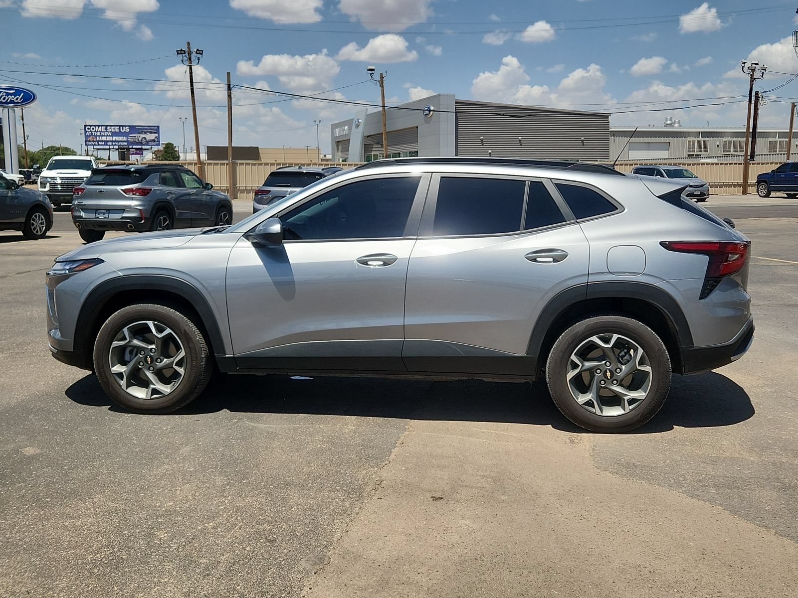 Used 2025 Chevrolet Trax LT FWD image 2