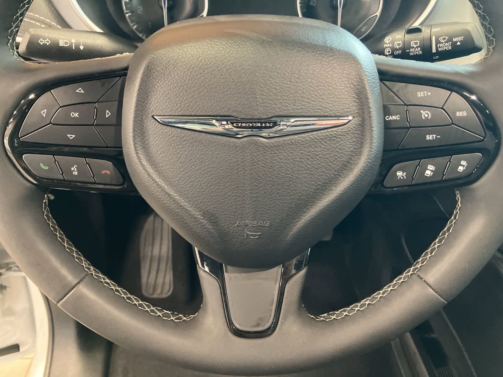 Used 2025 Chrysler Pacifica Limited image 17