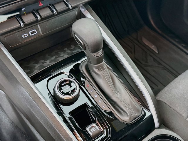 Used 2023 Chevrolet Colorado Trail Boss AWD/4WD image 18