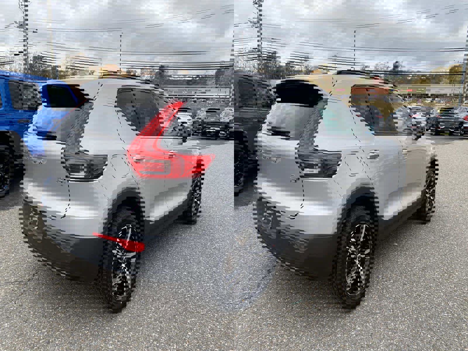 Used 2024 Volvo XC40 B5 Core image 3