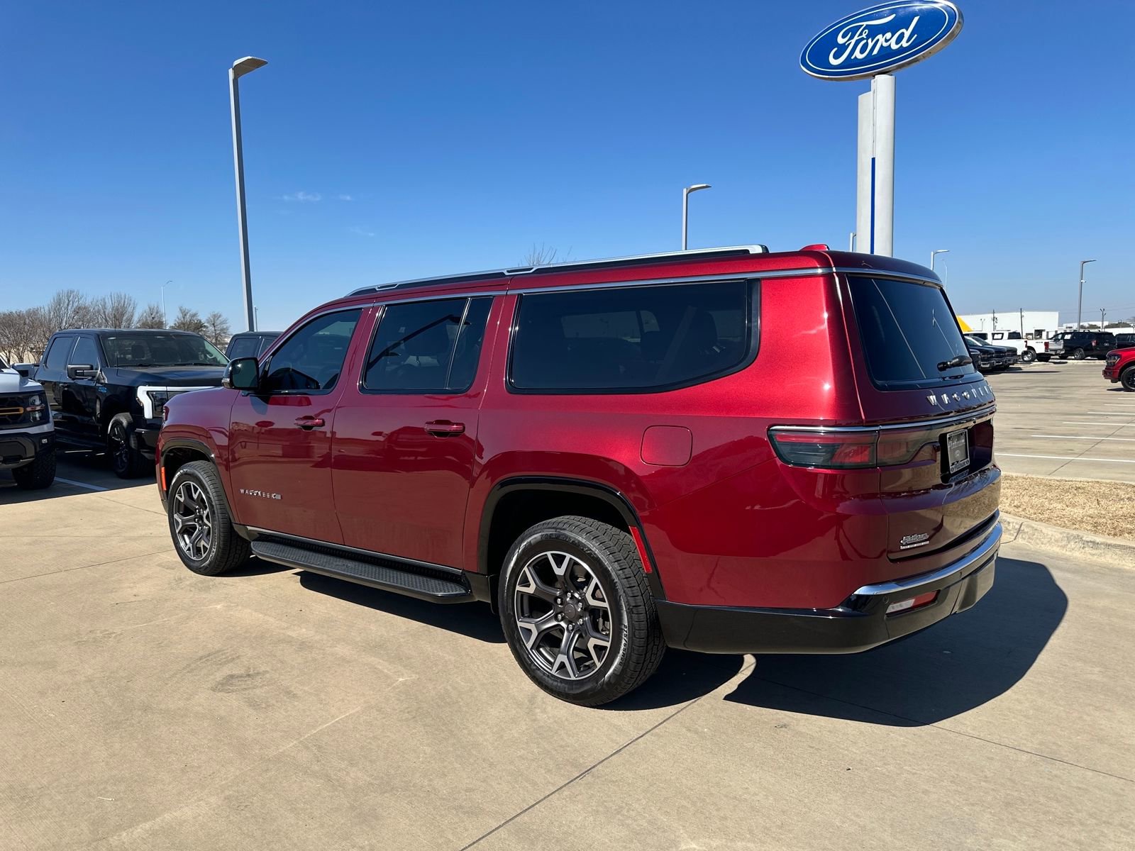 Used 2023 Jeep Wagoneer L Series III w/ Preferred Equipment Group image 3