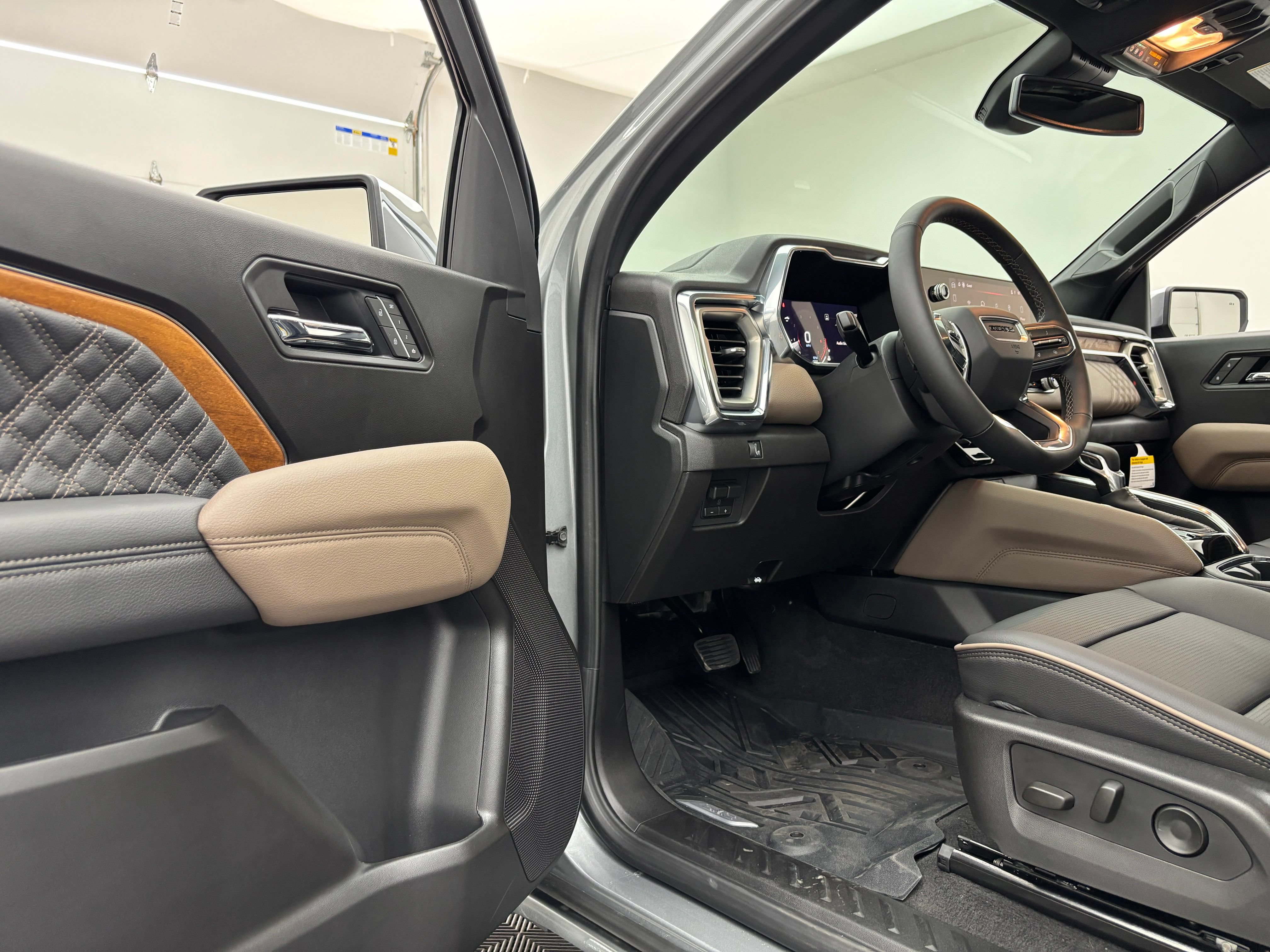 New 2026 GMC Canyon Denali w/ LPO, Black Badging Package AWD/4WD image 16