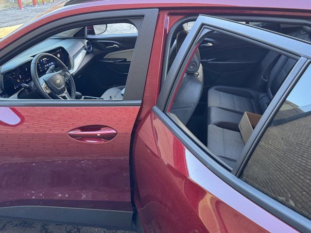 Used 2025 Chevrolet Trax LT w/ LT Convenience Package image 17