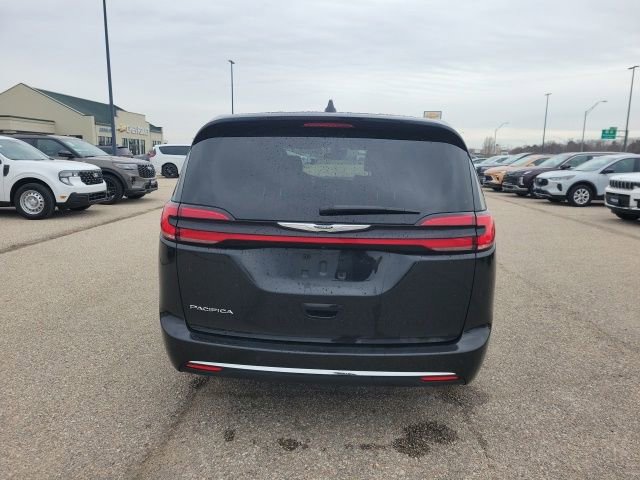 Used 2023 Chrysler Pacifica Touring-L image 24